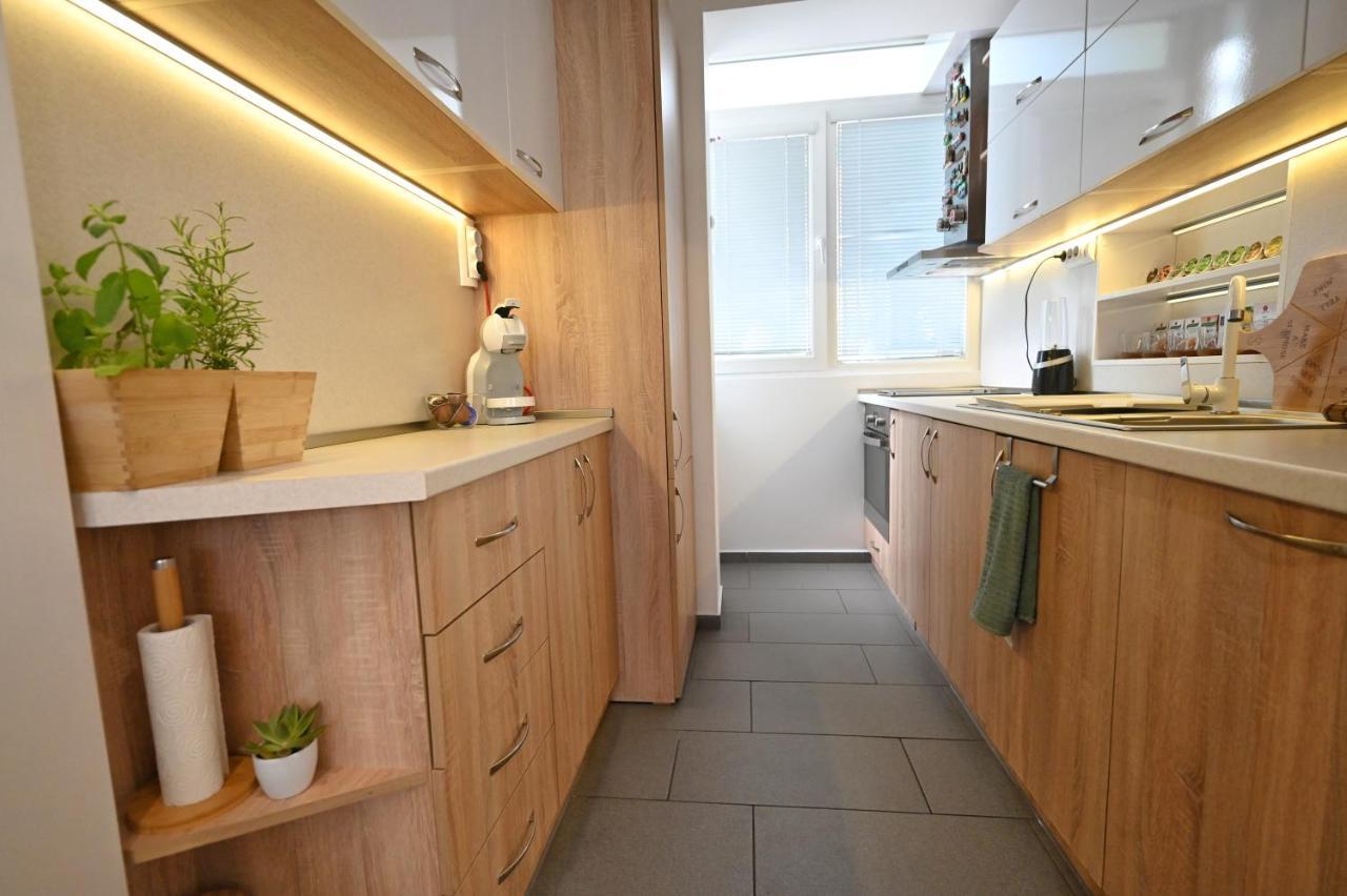 Modern Central 2-Bedroom Apartment With Parking Várna Kültér fotó